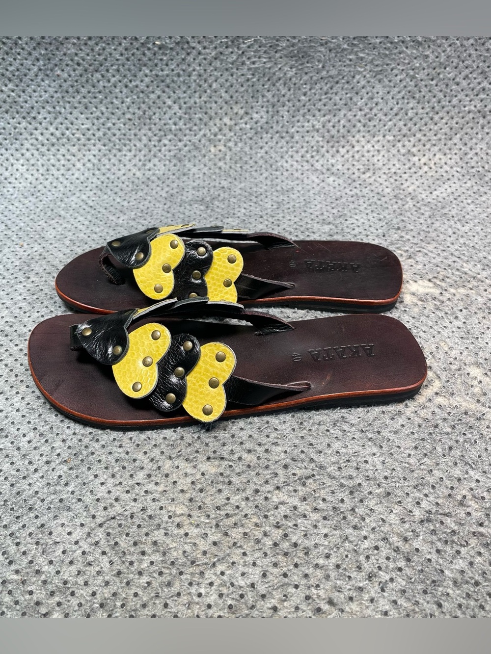 Akata Black Yellow Heart Sandals Size 9 Women’s